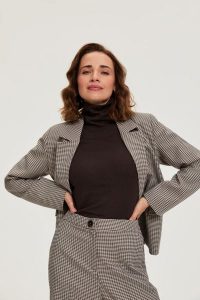Jednorzędowa marynarka beżowa. Brązowe marynarki i żakiety MOODO, l, bez wzorów, z elastanu. Za 199,99 zł.