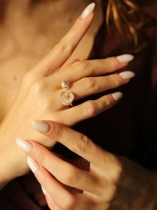 Pierres delicates Pozłacany pierścionek z perłą rozmiar: onesize. Różowe pierścionki Pierres delicates, z cyrkonią, pozłacane. Za 52,99 zł.