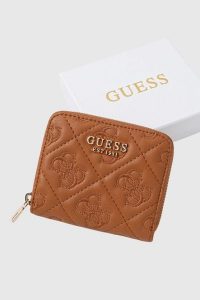 GUESS Brązowy mały portfel damski Adelasia. Brązowe portfele Guess, z aplikacjami, ze skóry ekologicznej. W wyprzedaży za 179,99 zł.