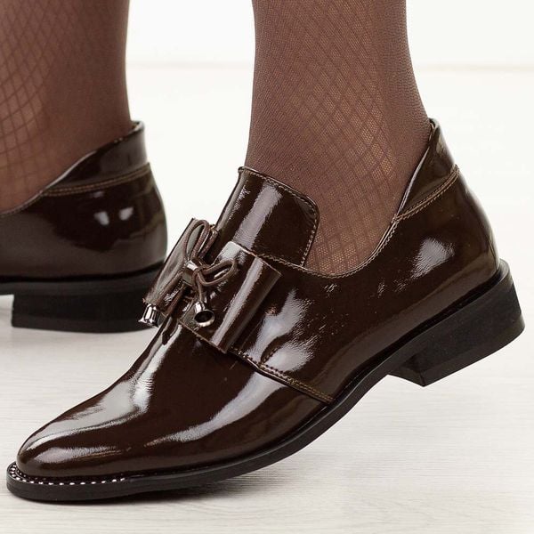 Brązowe lakierowane skórzane Polskie półbuty damskie Deoni D055. Brązowe półbuty Deoni, na jesień, bez wzorów, z jeansu, bez obcasa, na płaskiej podeszwie, bez zapięcia. Za 469,00 zł.