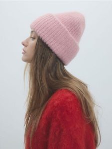 Czapka beanie - różowy. Czerwone czapki Reserved, bez wzorów. W wyprzedaży za 22,99 zł.