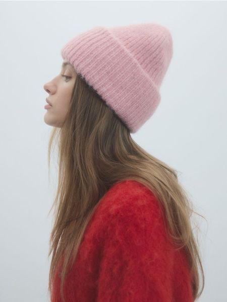Czapka beanie - różowy. Czerwone czapki Reserved, bez wzorów. Za 39,99 zł.