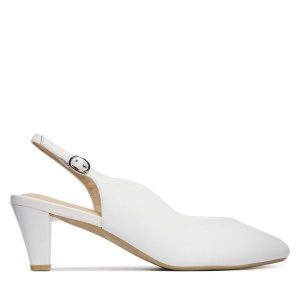 Czółenka Caprice. Białe czółenka Caprice, bez wzorów, bez obcasa, bez zapięcia. Za 339,99 zł.