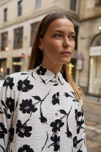 Wiskozowa koszula w kwiaty biała. Białe koszule MOODO, bez wzorów, z wiskozy, bez kołnierzyka, bez ramiączek. Za 119,99 zł.