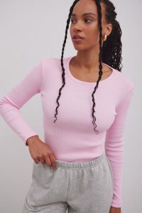 Dopasowany top z długim rękawem z prążkowanej dzianiny w kolorze CANDY PINK - MOODY-M. Różowe topy Marsala, m, bez wzorów, z bawełny, bez kołnierzyka, bez ramiączek. Za 129,90 zł.
