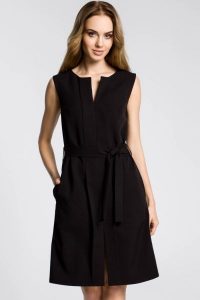 Elegancka sukienka trapezowa bez rękawów z paskiem w talii czarna. Czarne sukienki Sukienki.shop, do pracy, l, bez wzorów, z elastanu, biznesowe, bez kołnierzyka, bez ramiączek, midi, plisowane. W wyprzedaży za 174,00 zł.
