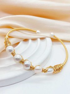 Pierres de Jade Pozłacana bransoletka z perłami rozmiar: onesize. Białe bransoletki Pierres de Jade, z perłą, pozłacane. Za 43,99 zł.