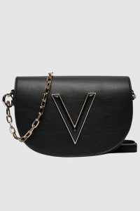 VALENTINO Czarna torebka Coney Flap Bag. Czarne listonoszki Valentino by Mario Valentino, bez wzorów, małe, bez dodatków. W wyprzedaży za 436,99 zł.