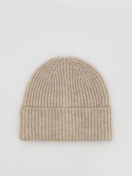 Prążkowana czapka beanie - kremowy. Białe czapki Reserved, bez wzorów, prążkowane. Za 49,99 zł.