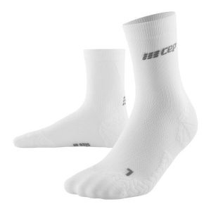 Skarpety kompresyjne sportowe damskie CEP Ultralight krótkie. Białe skarpetki CEP, bez wzorów, z materiału. Za 74,00 zł.