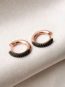 Lodie Silver Srebrne kolczyki-kreole z cyrkoniami rozmiar: onesize. Szare kolczyki Lodie Silver, z cyrkonią, srebrne. Za 146,45 zł.