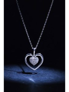 Maison héritage PARIS Złota zawieszka "Coeur Tendresse" z diamentami rozmiar: onesize. Szare zawieszki Maison héritage PARIS, z diamentem, złote. Za 782,99 zł.