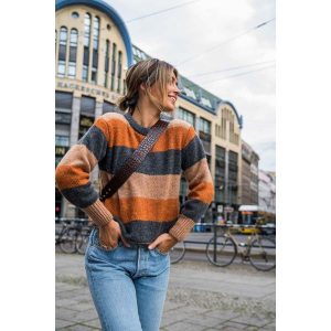 Ciepły Sweter w Bloki Kolorystyczne - Model 4. Swetry klasyczne MOE, l, z materiału, bez kołnierzyka. Za 214,90 zł.