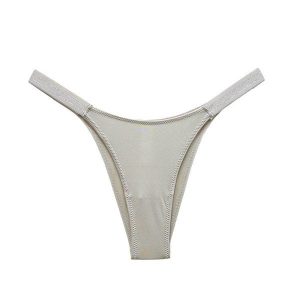 Stringi z elastycznymi paskami pod obcisłe ubrania Saburi. Szare stringi Intica, bez wzorów, z materiału. W wyprzedaży za 59,00 zł.