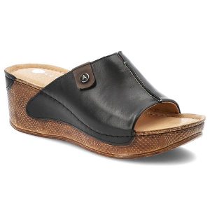 Czarne Klapki Armodo Modne Obuwie Damskie Na Koturnie. Czarne klapki Armodo, bez wzorów, ze skóry, bez obcasa, na koturnie. Za 259,00 zł.