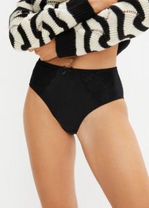 Figi maxi (2 pary). Białe figi bonprix, bez wzorów, z koronki. Za 49,98 zł.