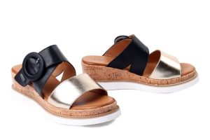 PIAZZA 900180-01 schwarz, klapki damskie. Czarne klapki Piazza, bez wzorów, bez obcasa. Za 299,90 zł.