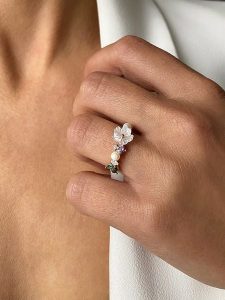 Les Petites Précieuses Pozłacany pierścionek z masą perłową i cyrkoniami rozmiar: 50. Białe pierścionki Les Petites Précieuses, z cyrkonią, pozłacane. Za 150,95 zł.