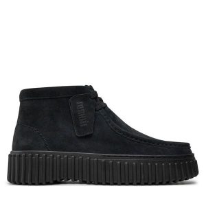 Trzewiki Clarks. Czarne botki Clarks, bez wzorów, bez obcasa, na płaskiej podeszwie, bez zapięcia. Za 539,99 zł.