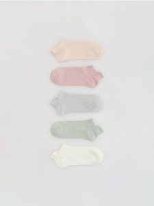 Krótkie skarpetki z haftem 5 pac - pastelowy róż. Czerwone skarpetki Reserved, bez wzorów. Za 49,99 zł.