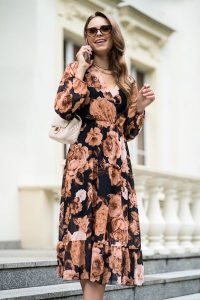 Sukienka Midi w Duże Kwiaty z Kopertowym Dekoltem. Sukienki Merribel, uniwersalny, bez wzorów, z materiału, wizytowe, bez kołnierzyka, bez ramiączek, midi, kopertowe. Za 159,90 zł.