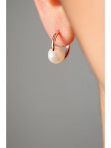 Lodie Silver Srebrne kolczyki-kreole z perłami rozmiar: onesize. Szare kolczyki Lodie Silver, z perłą, srebrne. Za 43,95 zł.