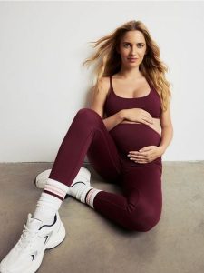 Gładkie legginsy - mahoniowy. Brązowe legginsy Reserved, bez wzorów, z dzianiny. Za 79,99 zł.