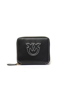 Pinko Skórzany portfel w kolorze czarnym - 12 x 10 x 3 cm rozmiar: onesize. Czarne portfele Pinko, bez wzorów, z materiału. Za 479,76 zł.