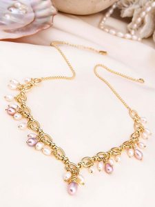 Pierres de Jade Pozłacany naszyjnik z elementami ozdobnymi - dł. 45 cm rozmiar: onesize. Białe naszyjniki Pierres de Jade, z perłą, pozłacane. Za 130,99 zł.