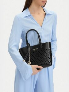 Nine West Torebka CEO-Essex Light-LDA8698A Czarny. Czarne torebki klasyczne Nine West, bez wzorów, ze skóry, bez dodatków. Za 249,99 zł.