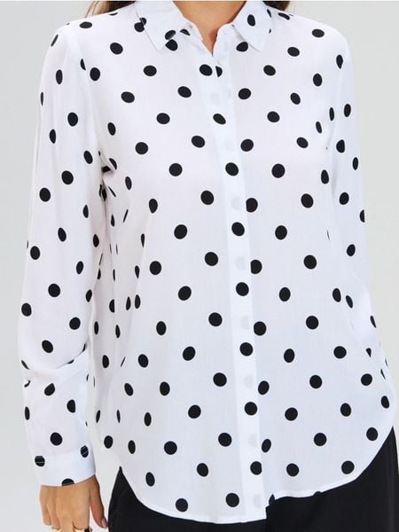 Wiskozowa koszula regular fit w grochy - biały. Białe koszule Sinsay, l, bez wzorów, z wiskozy, bez kołnierzyka, bez ramiączek. W wyprzedaży za 19,99 zł.