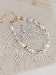 Atelier MIU Pozłacana bransoletka z elementami ozdobnymi rozmiar: onesize. Białe bransoletki Atelier MIU, pozłacane. Za 83,42 zł.