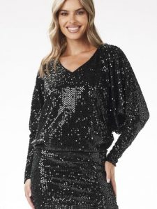 Sukienka Model A700 Black - awama. Czarne sukienki Awama, na karnawał, l, bez wzorów, z weluru, eleganckie, bez kołnierzyka, plus size, bez ramiączek, mini. Za 385,57 zł.