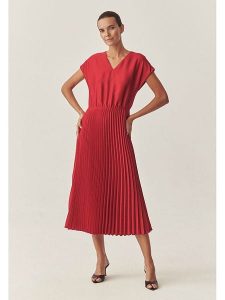TATUUM Sukienka "Teli" w kolorze czerwonym rozmiar: 40. Czerwone sukienki Tatuum, bez wzorów, bez kołnierzyka, bez ramiączek, midi. Za 214,19 zł.