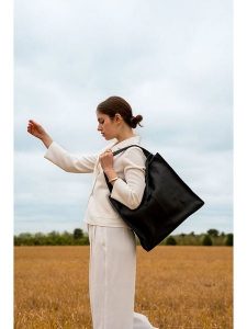 Christian Laurier Skórzana torebka "Agathe" w kolorze czarnym - 32,5 x 32 x 10 cm rozmiar: onesize. Czarne torebki klasyczne Christian Laurier, bez wzorów, z materiału, bez dodatków. Za 492,45 zł.