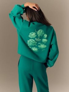 4F Bluza dresowa loose bez kaptura damska - zielona XL. Zielone bluzy 4f, xl, bez wzorów, z dresówki, bez kaptura. Za 169,99 zł.