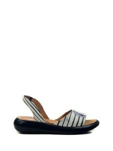 Goby Sandały w kolorze białym ze wzorem rozmiar: 39. Białe sandały Goby, bez wzorów, z otwartym noskiem, bez obcasa, bez zapięcia. Za 186,99 zł.