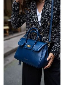 Victor & Hugo Paris Skórzana torebka "Bagatelle" w kolorze granatowym - 31 x 23 x 9 cm rozmiar: onesize. Niebieskie torebki klasyczne Victor & Hugo Paris, bez wzorów, z materiału, przez ramię, bez dodatków. Za 388,95 zł.