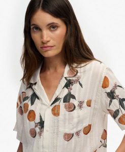 Superdry Koszula krótki rękaw z nadrukiem Beach – Citrus Cream Print. Białe koszule Superdry, bez wzorów, z bawełny, bez kołnierzyka, bez ramiączek. Za 228,15 zł.