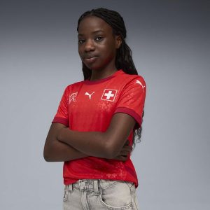 Młodzieżowa koszulka domowa kobiecej reprezentacji Szwajcarii Team 2025 PUMA. Czerwona bluzki Puma, m, bez wzorów, młodzieżowe, bez kołnierzyka, bez ramiączek. Za 309,00 zł.