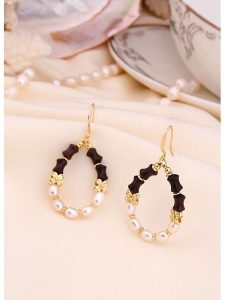 L'Atelier de Gaia Pozłacane kolczyki z perłami i agatami rozmiar: onesize. Białe kolczyki L'Atelier de Gaia, z agatem, pozłacane. Za 56,99 zł.