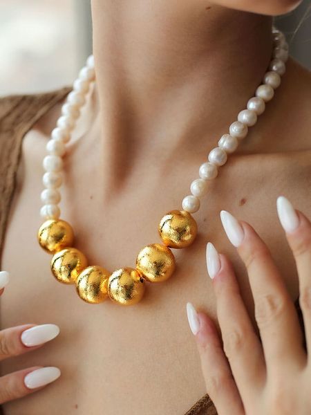 L'Atelier de Gaia Pozłacany naszyjnik z perłami - dł. 42 cm rozmiar: onesize. Białe naszyjniki L'Atelier de Gaia, z perłą, pozłacane. Za 361,99 zł.