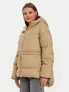 Guess Kurtka zimowa Marika W4BL99 WG0V0 Beżowy Regular Fit. Brązowe kurtki Guess, na zimę, xs, z aplikacjami, z syntetyku, bez kaptura. Za 589,99 zł.