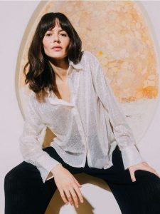 Koszula z cekinami - kremowy. Białe koszule Reserved, l, bez wzorów, z tkaniny, bez kołnierzyka, bez ramiączek. W wyprzedaży za 89,99 zł.