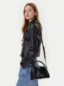 Guess Torebka Amys HWMY96 59160 Czarny. Czarne torebki klasyczne Guess, z aplikacjami, ze skóry, bez dodatków. Za 309,99 zł.