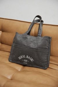 TORBA TYPU SHOPPER BAG WYKONANA ZE SZTRUKSU W KOLORZE GREY - MRSL BASIC CLUB. Szare shopper bag Marsala, bez wzorów, z bawełny, bez dodatków. Za 219,90 zł.