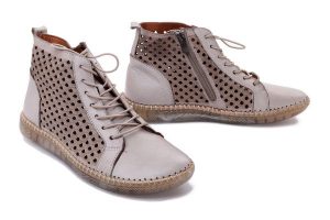 MANITU 960292-08 beige, trzewiki damskie. Brązowe botki Manitu, w ażurowe wzory, ze skóry, bez obcasa, bez zapięcia. Za 394,90 zł.