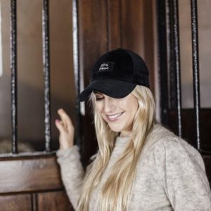 Aksamitna czapka Kentucky. Czarne czapki KENTUCKY HORSEWEAR, bez wzorów, eleganckie. Za 130,50 zł.