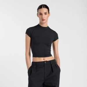 Koszulka damska New Balance WT51126BK – czarna. Czarne bluzki New Balance, s, z aplikacjami, z lycry, sportowe, bez kołnierzyka, bez ramiączek. Za 219,99 zł.