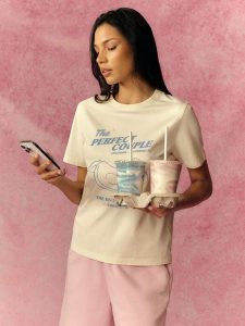4F T-shirt relaxed z nadrukiem damski - kremowy S. Brązowe t-shirty 4f, s, bez wzorów, z bawełny, bez kołnierzyka, bez ramiączek. Za 69,99 zł.